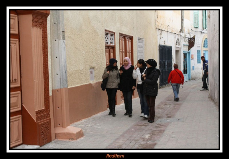 Distintos estilos en el vestir, similar sonrisa en el rostro