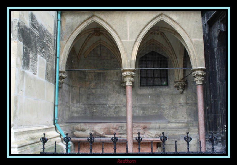 Sepulcro adosado a los muros de la catedral