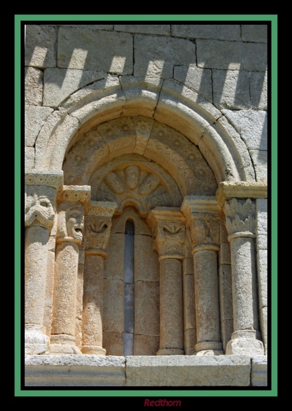 Otra ventana romnica, capiteles ornamentados