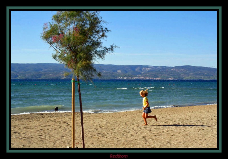 La playa de Omis, enfrente la isla de Brac