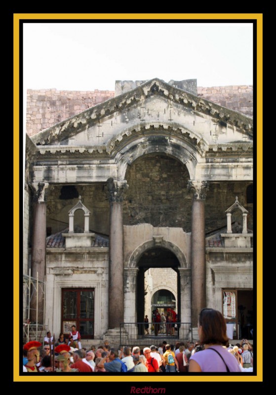 Una de las 4 puertas de acceso al palacio de Diocleciano