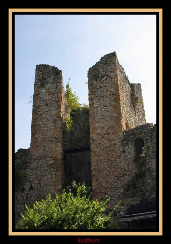 Dos de las 11 torres de la muralla del monasterio de Manasija