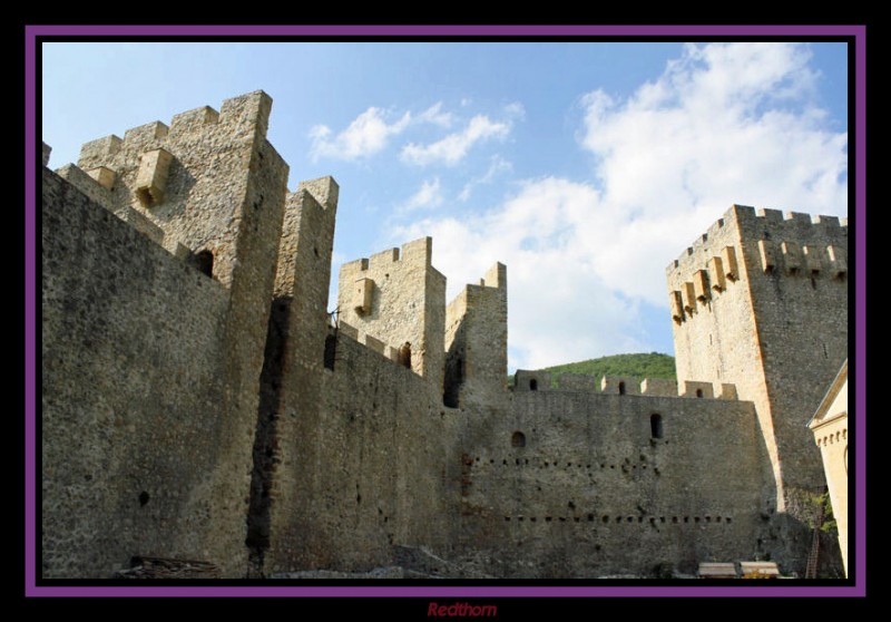 Las murallas que rodean el monasterio de Manasija