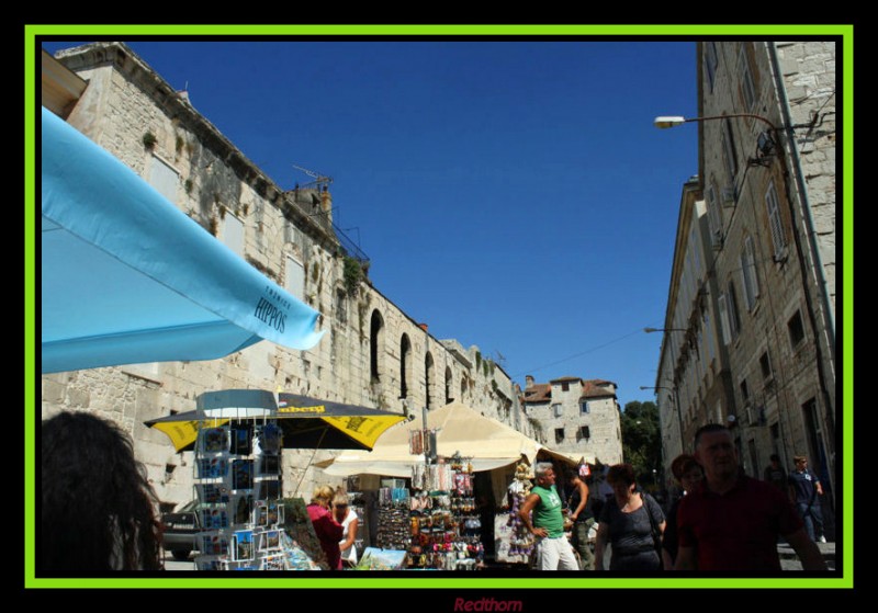 Animado mercadillo junto al palacio de Diocleciano