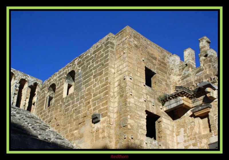 Los muros del teatro de Aspendos