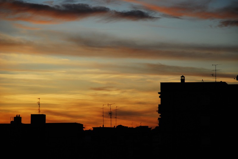 cae la noche en la ciudad