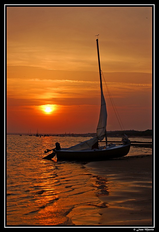 Velero fondeado