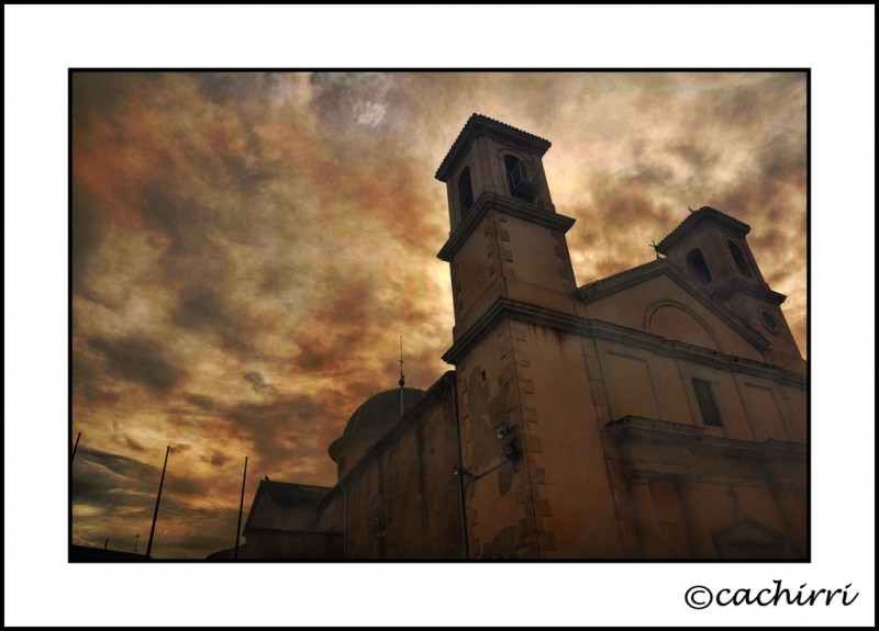 las nubes y la iglesia de Ibi