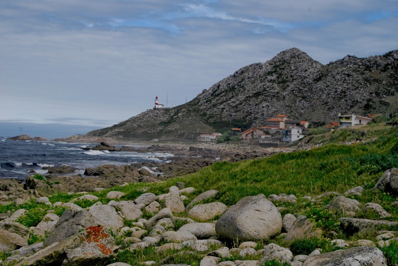 faro y costa de Oia