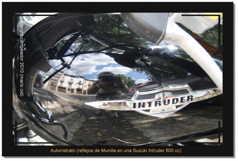 Autorretrato (reflejos de Munilla en una Suzuki Intruder 800)