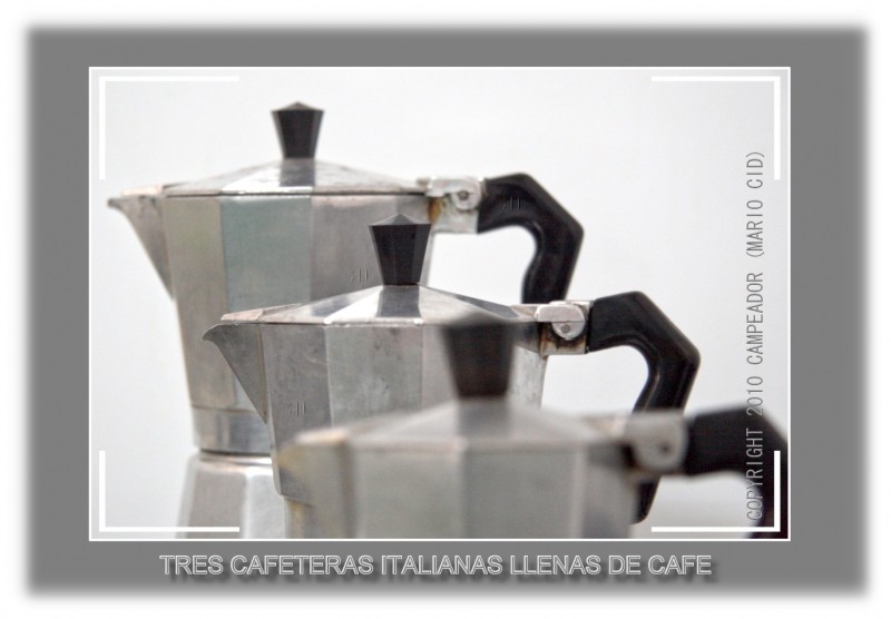 Tres cafeteras italianas llenas de caf