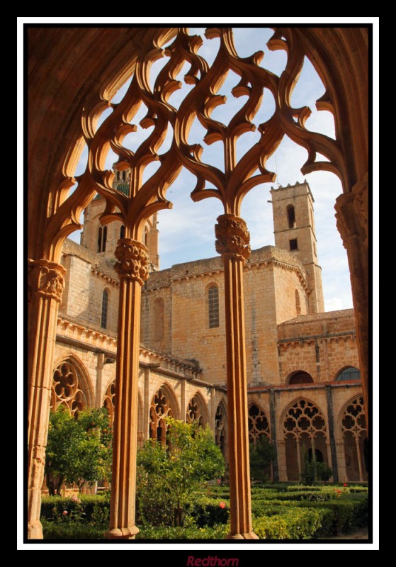 El monasterio desde los arcos del claustro