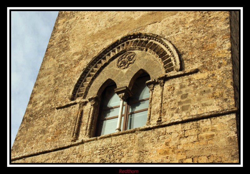 Ventana doble de estilo gtico en la torre de la iglesia