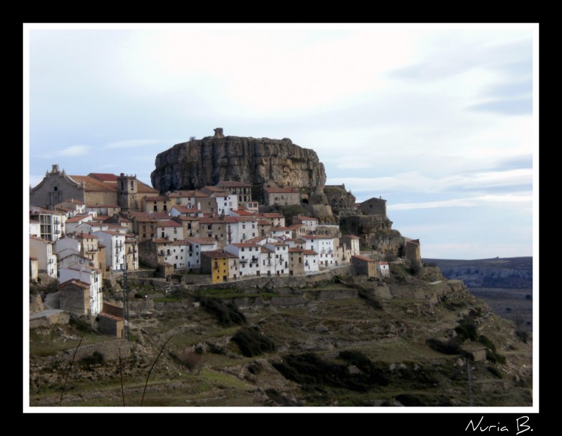 Pueblo anclado en  la montaa