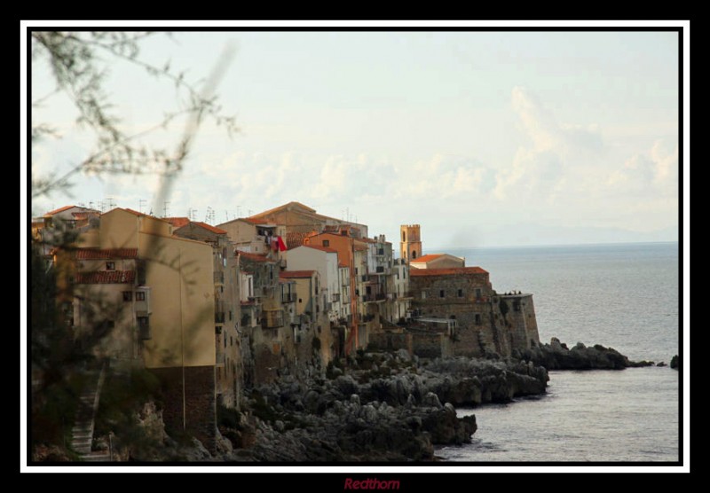 Cefalu, Pegada al mar