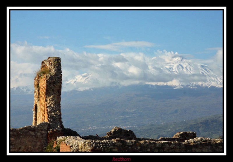 Ruinas teatro, al fondo el Etna