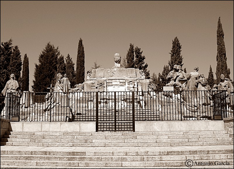 Cabeza antiguo monumento Cerro de los ngels