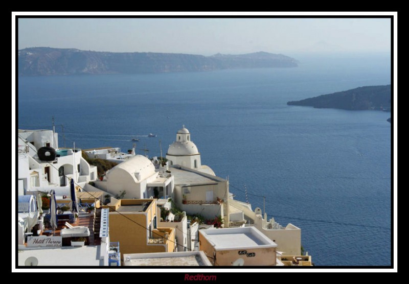 Las casas de Thira apiadas en torno a la iglesia y abajo el mar