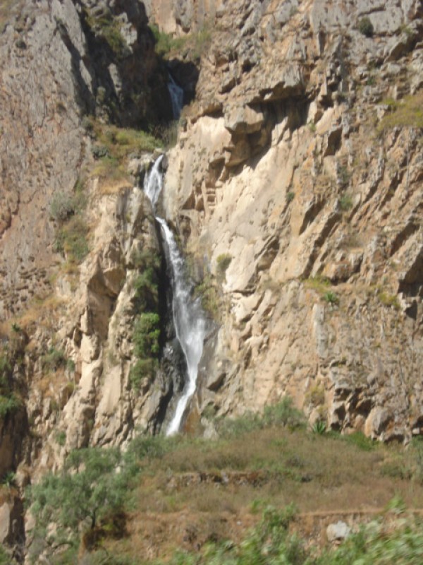 EL AGUA BAJANDO POR LAS ROCAS DURAS.