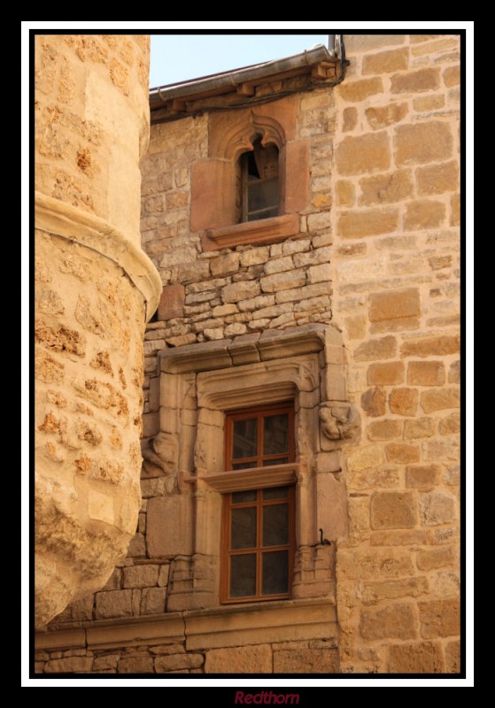 Casa medieval con ventana gtica