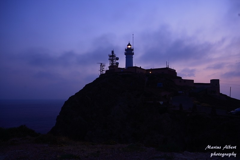 el faro por la noche