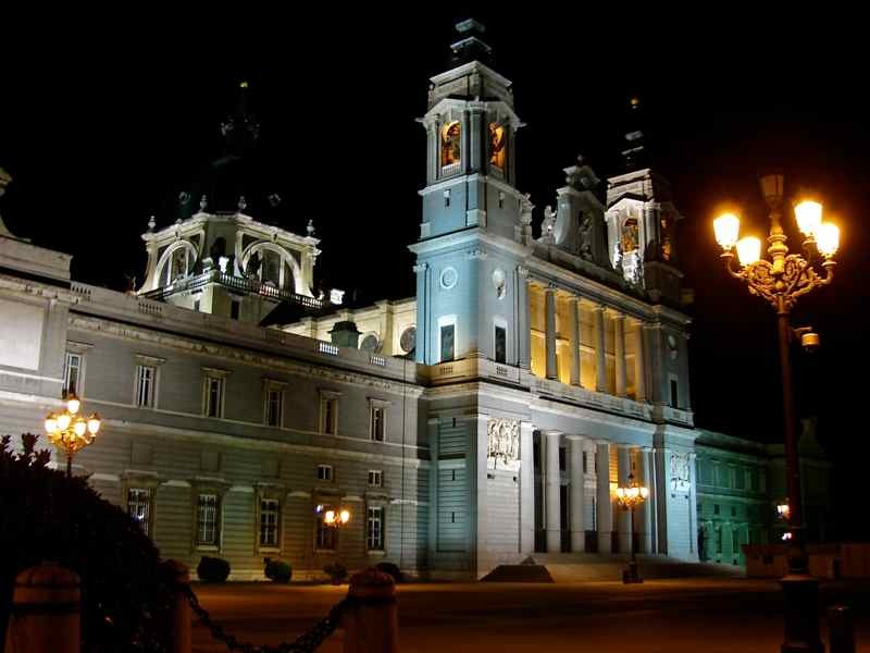 La Almudena en una noche fria