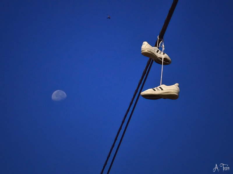 Zapatillas y luna