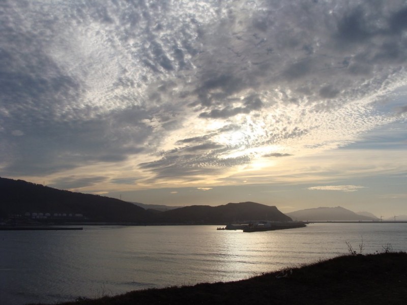 Puerto de Bilbao - contraluz bajo nubes