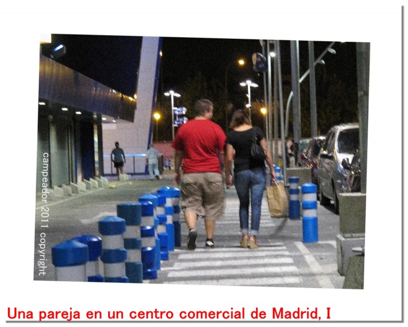 Una pareja en un centro comercial de Madrid, I