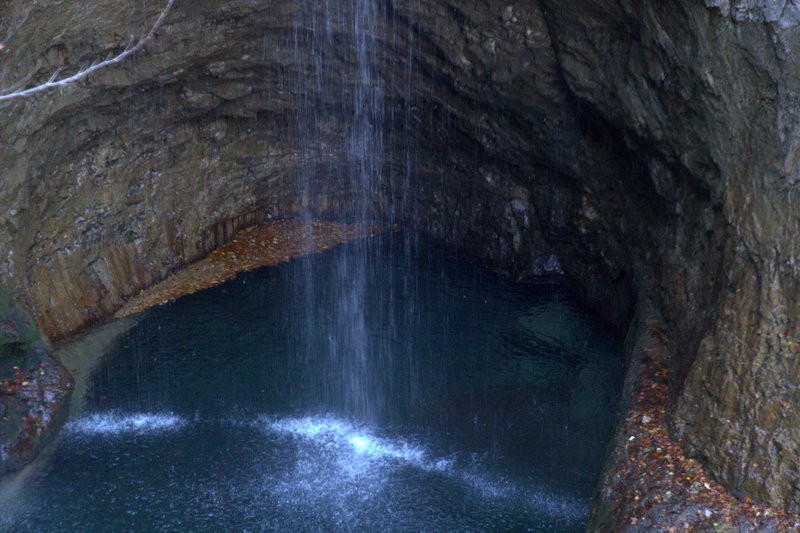 cascada de la Cueva