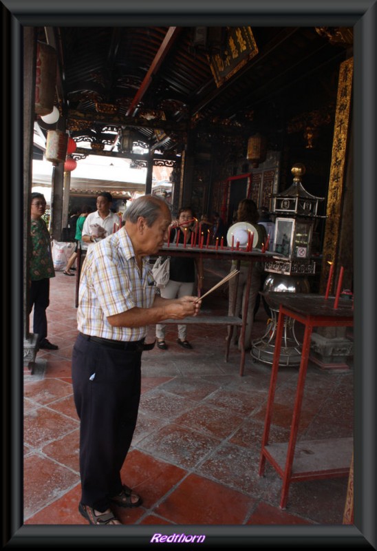 Anciano dispuesto a realizar la ofrenda