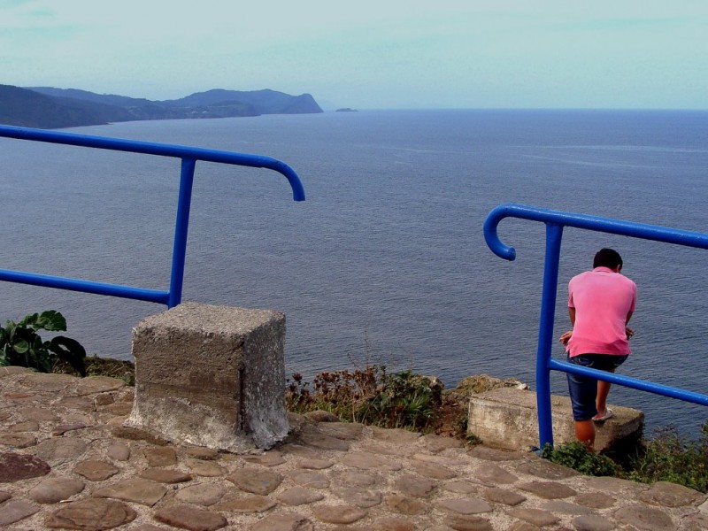 delante de la valla azul 