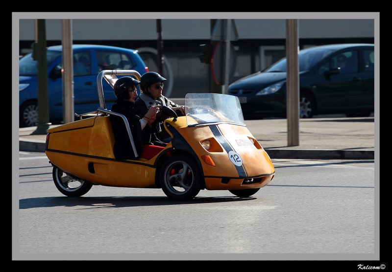 Un triciclo de carreras