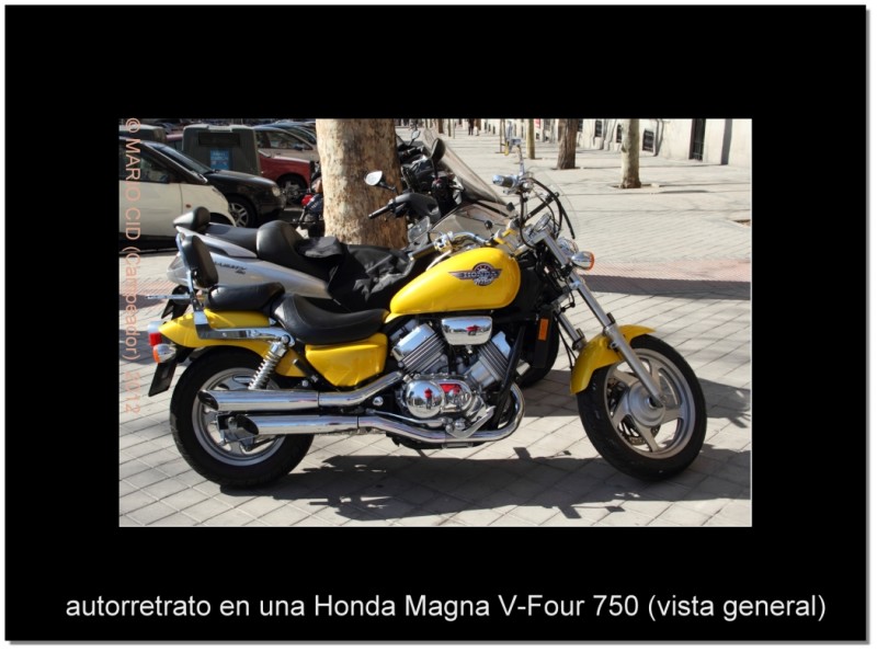 Autorretrato en Honda Magna V-Four 750 (vista general).