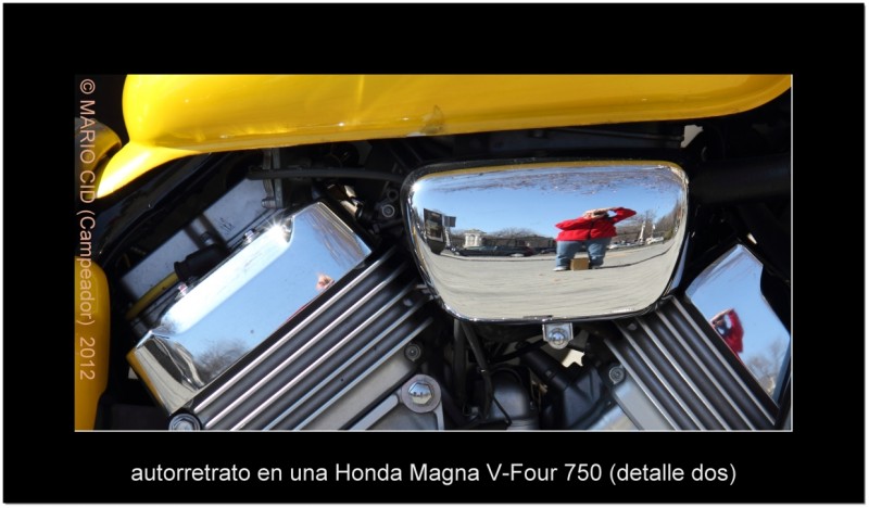 Autorretrato en Honda Magna V-Four 750 (detalle dos).