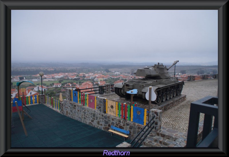 Tanque contiguo al espacio para juegos infantiles