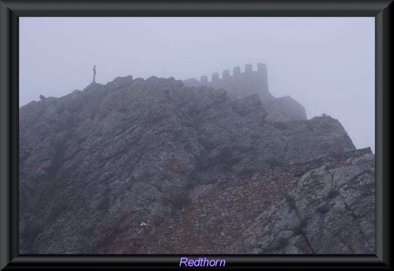 Las almenas del castillo entre la niebla