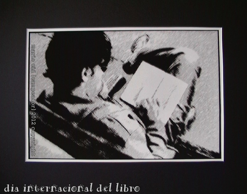 a man flipping through a book - un hombre ojeando un libro. Fotografa: Campeador.