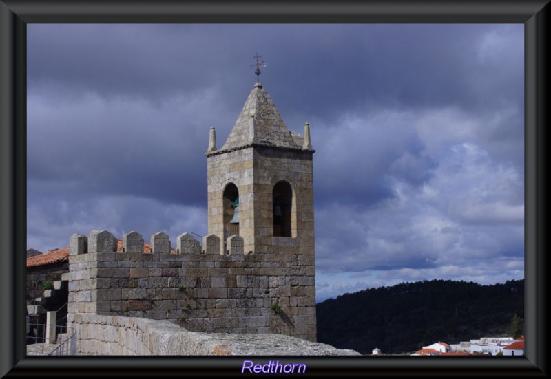 Torre de la iglesia de Santiago adosada a la muralla