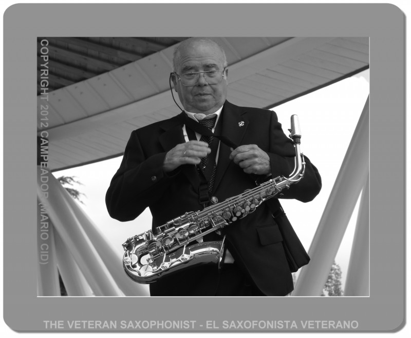 The veteran saxophonist - El saxofonista veterano. Photo by Mario Cid.