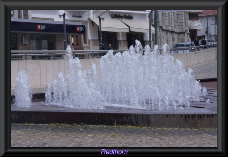 Surtidores de agua en la plaza