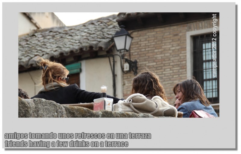 amigos tomando unos refrescos en una terraza - friends having a few drinks on a terrace. Photo by Campeador.