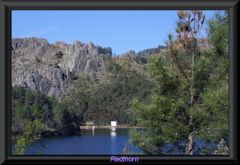 Embalse entre montaas