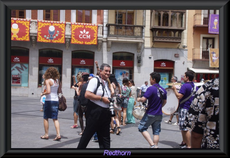 Kalikom sonriente tras haber fotografiado a la charanga