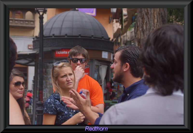 El gua explica Toledo a los turistas