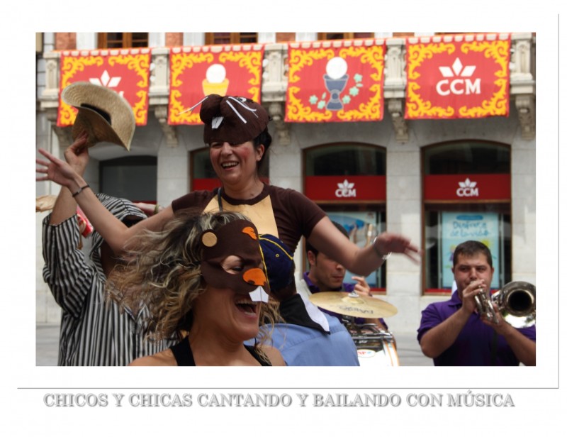 CHICOS Y CHICAS CANTANDO Y BAILANDO CON MSICA - BOYS AND GIRLS SINGING AND DANCING WITH MUSIC. Photo by Mario Cid.