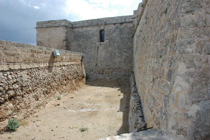 Parte del foso y muralla