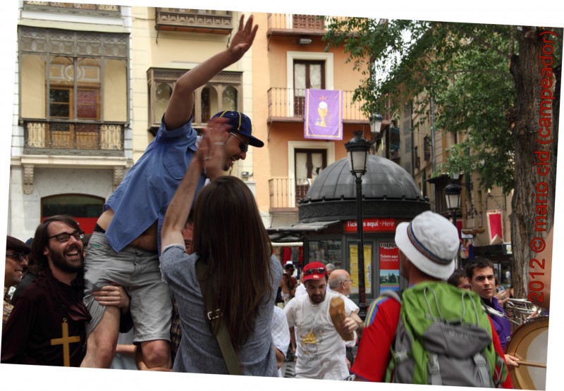 JOVENES EN TOLEDO MOSTRANDO SU JBILO -- YOUTH IN TOLEDO SHOWING JOY. Fotos Campeador.