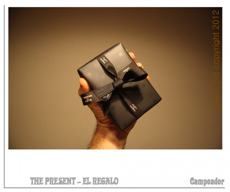 THE PRESENT - EL REGALO (Eau de toilette - Agua de Colonia). Photography by Campeador.