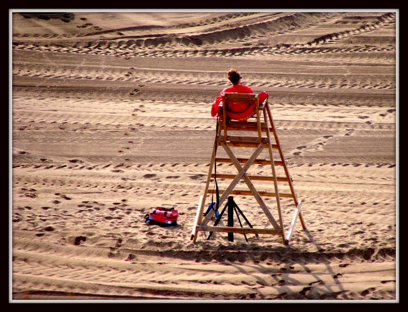 vigilante de la playa observando la arena